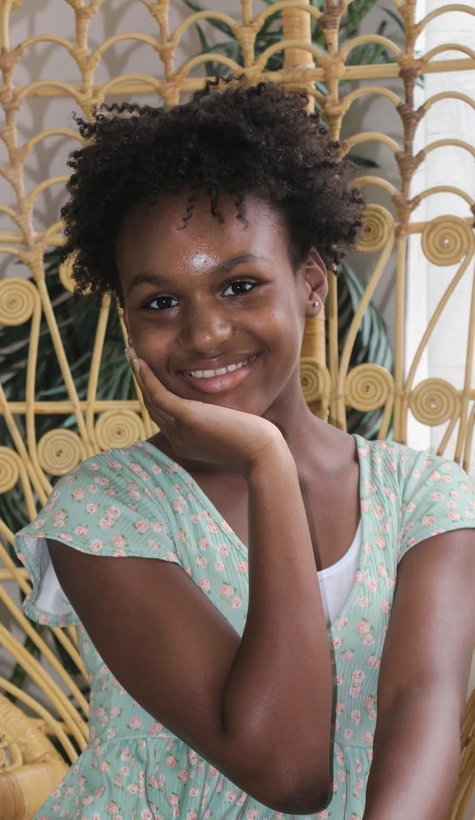 4C hair routine and porosity: teenager with short, defined coily hair