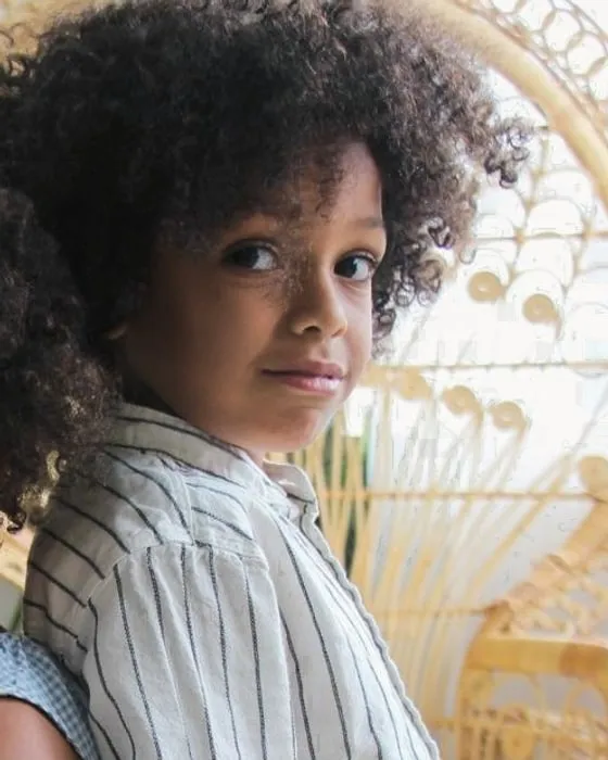 Coiffure enfant cheveux bouclés à Montréal : petit garçon aux boucles volumineuses, Boucles Addict Studio