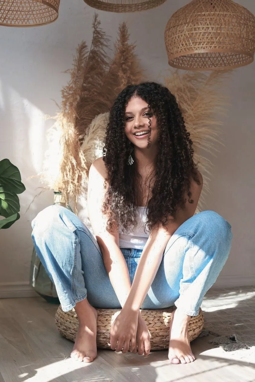 Curly hair 3A to 3B: young woman with long spiral curls, studio in Montreal