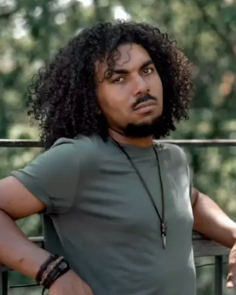 Men’s curly haircut done with scissors at a curly hair salon in Montreal