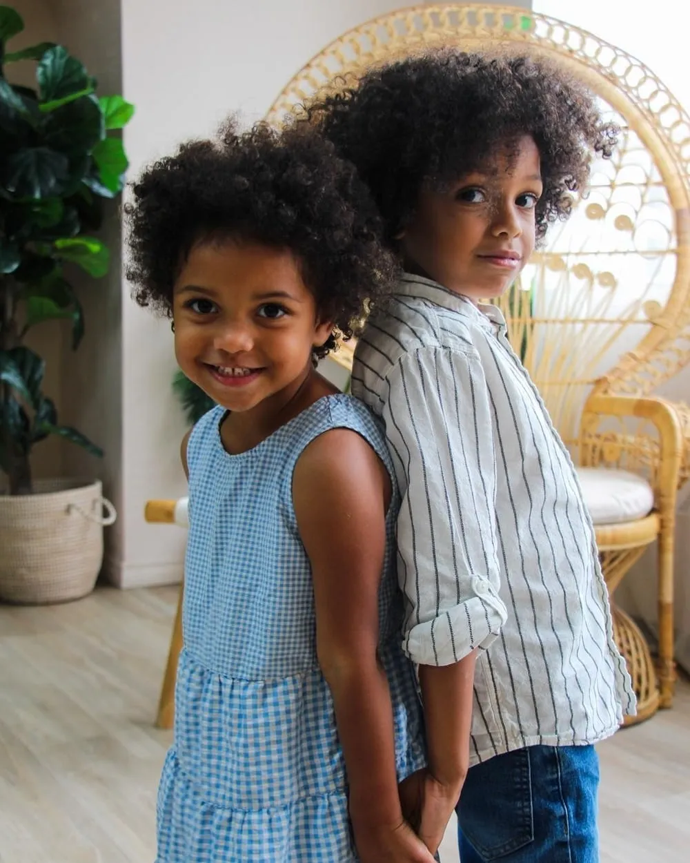 Kids curly hair salon in Montreal: brother and sister with curly and coily hair, back to back