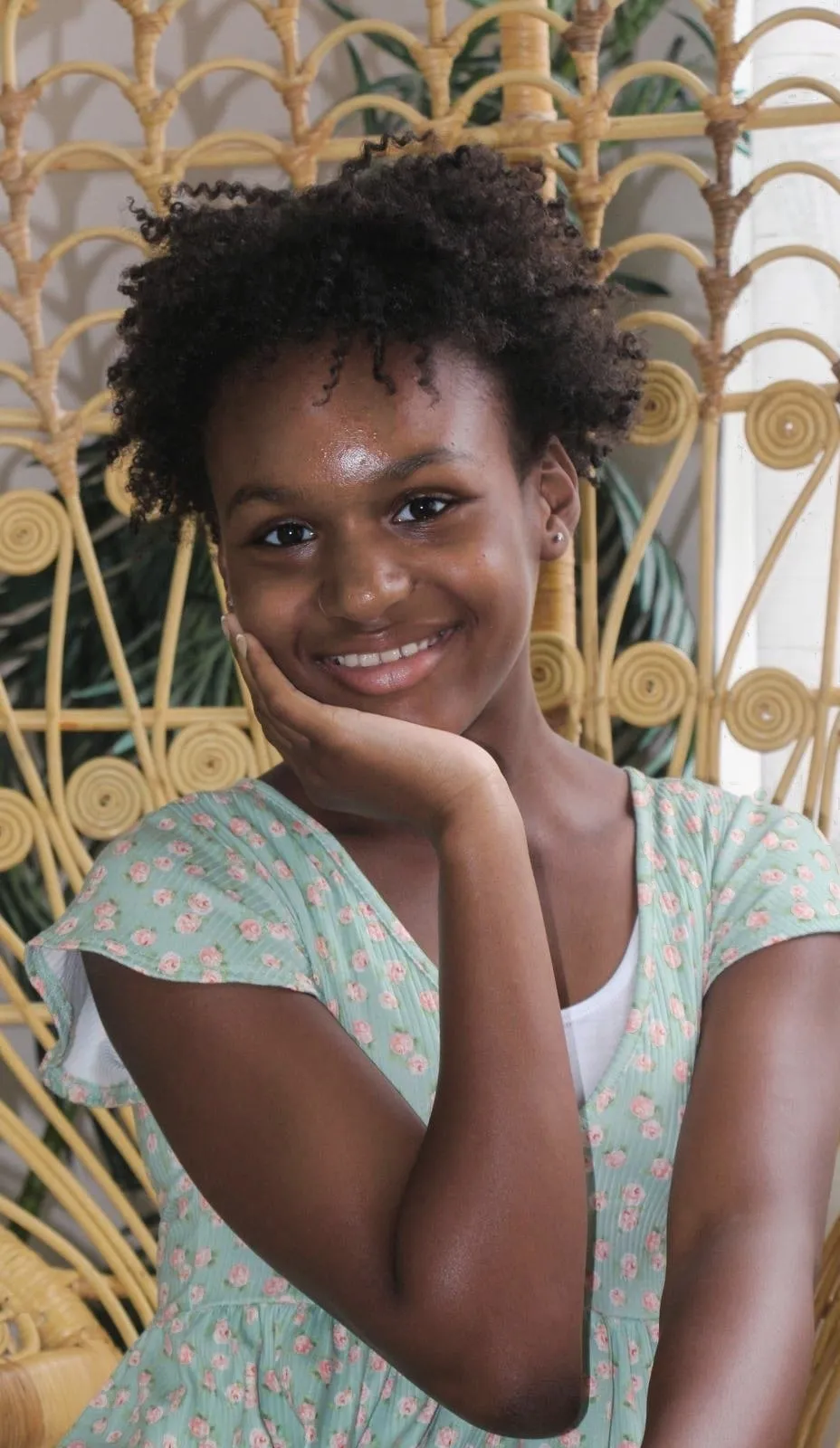 Routine cheveux crépus et porosité : adolescente aux cheveux crépus courts et définis